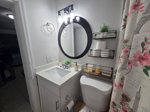 Charming studio ,minutes from the airport.