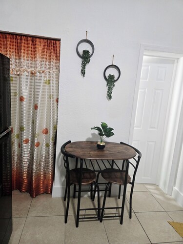 Charming studio ,minutes from the airport.