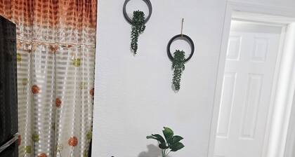 Charming studio ,minutes from the airport.