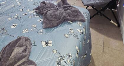 Charming studio ,no extra fees ,minutes from the airport.
