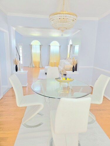 The Mirror .
Spacious & Luxury 4-bedroom house in charming Upper Marlboro/DMV