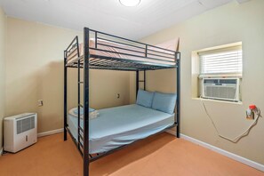 6 bedrooms, iron/ironing board, free WiFi, bed sheets