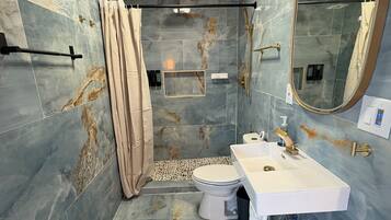 Dutxa, assecador de cabells, tovalloles i sabó