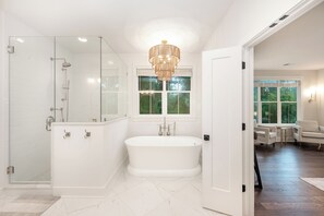 Regadera, secadora de cabello, toallas, jabón 