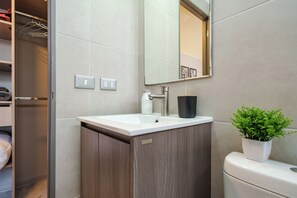 Secadora de cabello, toallas, jabón, papel de baño 