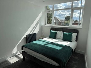 3 habitaciones, tabla de planchar con plancha, wifi y ropa de cama