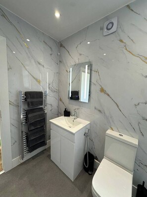 Doccia, asciugacapelli, asciugamani