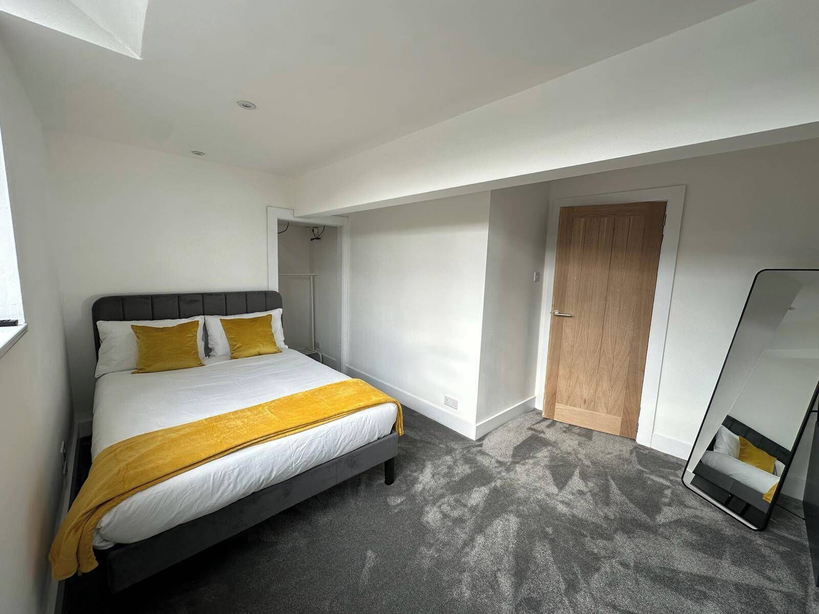 3 habitaciones, tabla de planchar con plancha, wifi y ropa de cama 