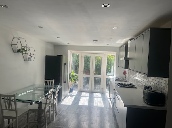 Refrigerador, microondas, horno, placa de cocina