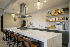 Fridge, microwave, oven, stovetop - Blueground | Elmhurst, pool, nr Elmhurst Art Museum (Elmhurst)