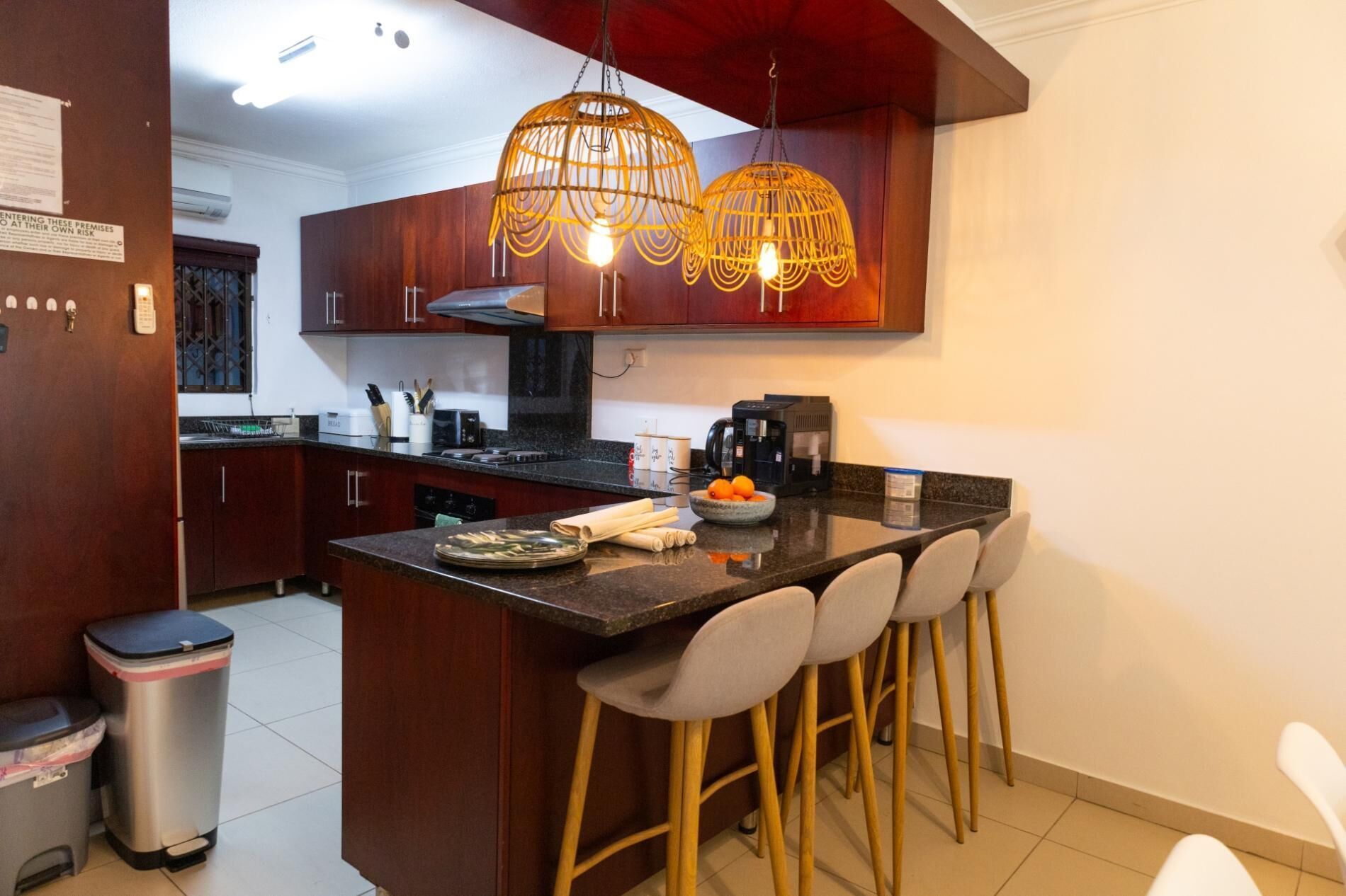 Kylskåp, mikrovågsugn, ugn och spishäll