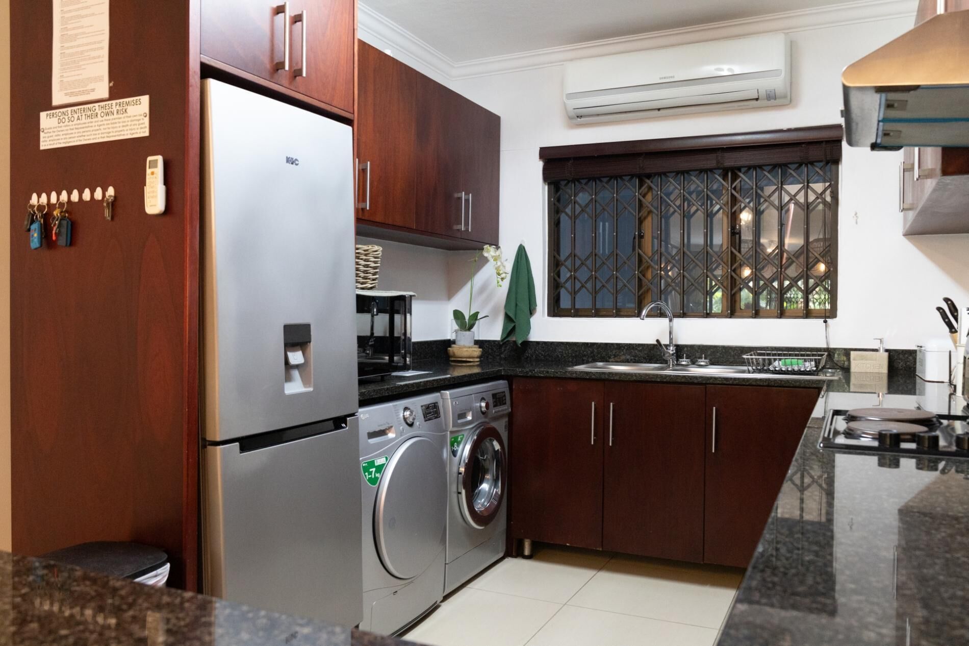 Frigorifero, microonde, forno, piano cottura