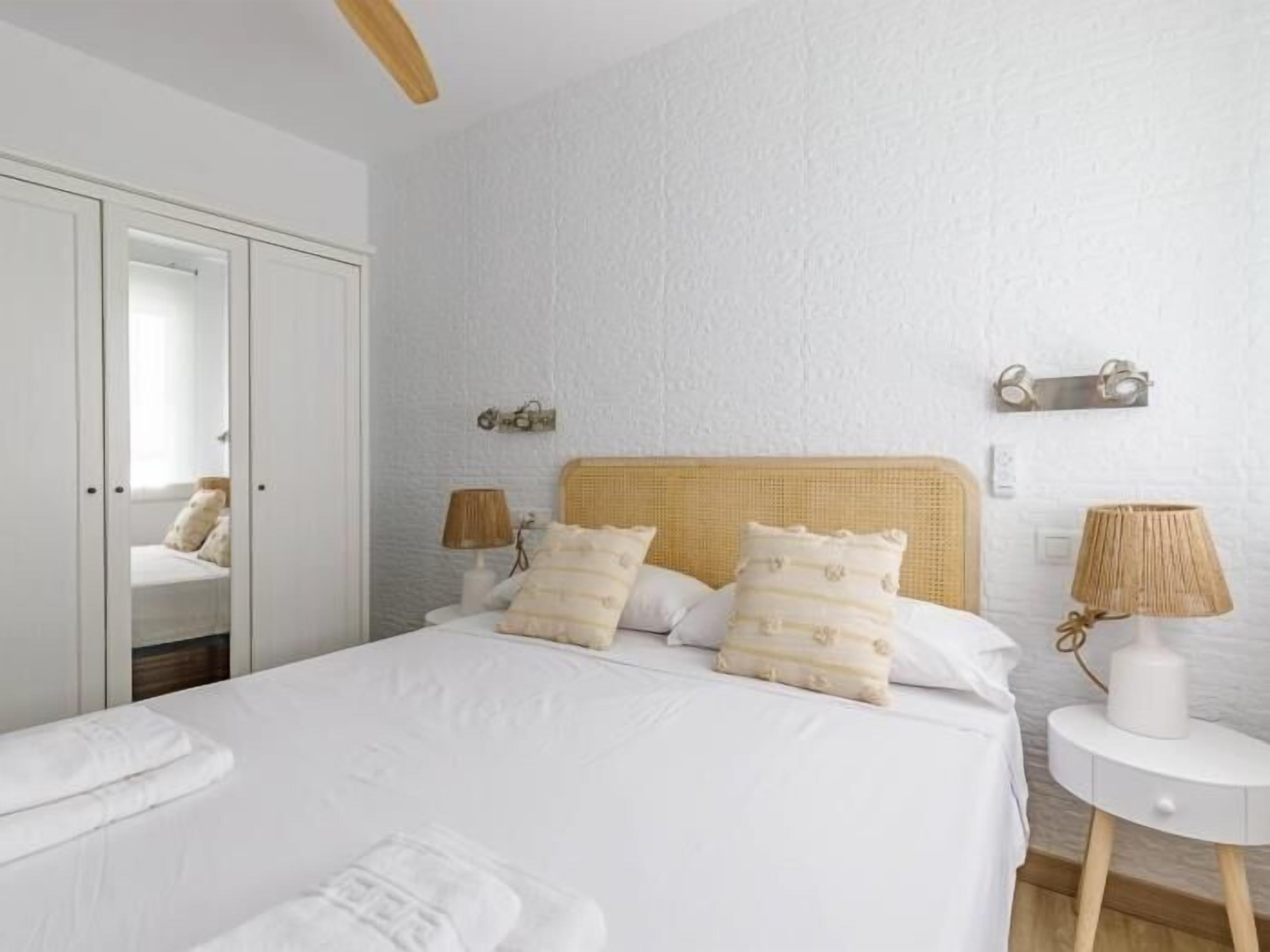 2 habitaciones, tabla de planchar con plancha, internet y ropa de cama 