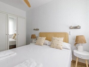 2 bedrooms, iron/ironing board, internet, bed sheets