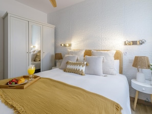 2 bedrooms, iron/ironing board, Internet, bed sheets