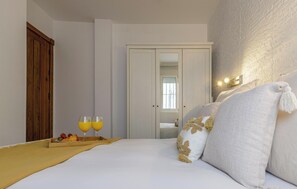2 bedrooms, iron/ironing board, internet, bed sheets
