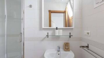 Douche, sèche-cheveux, serviettes fournies