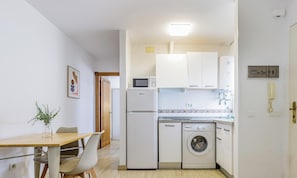 Kühlschrank, Mikrowelle, Wasserkocher mit Kaffee-/Teezubehör, Toaster