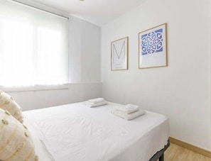 2 bedrooms, iron/ironing board, internet, bed sheets