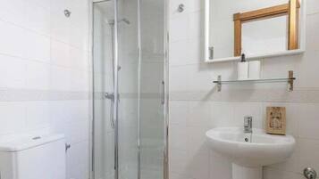 Douche, sèche-cheveux, serviettes fournies