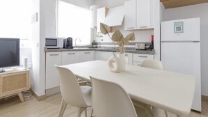 Wasserkocher mit Kaffee-/Teezubehör, Kühlschrank, Mikrowelle, Toaster