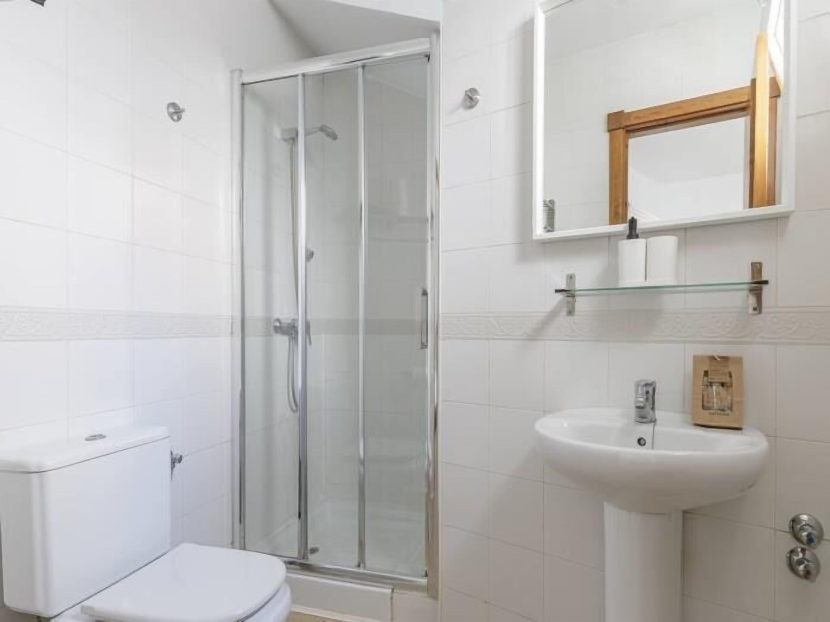 Een douche, een haardroger, handdoeken