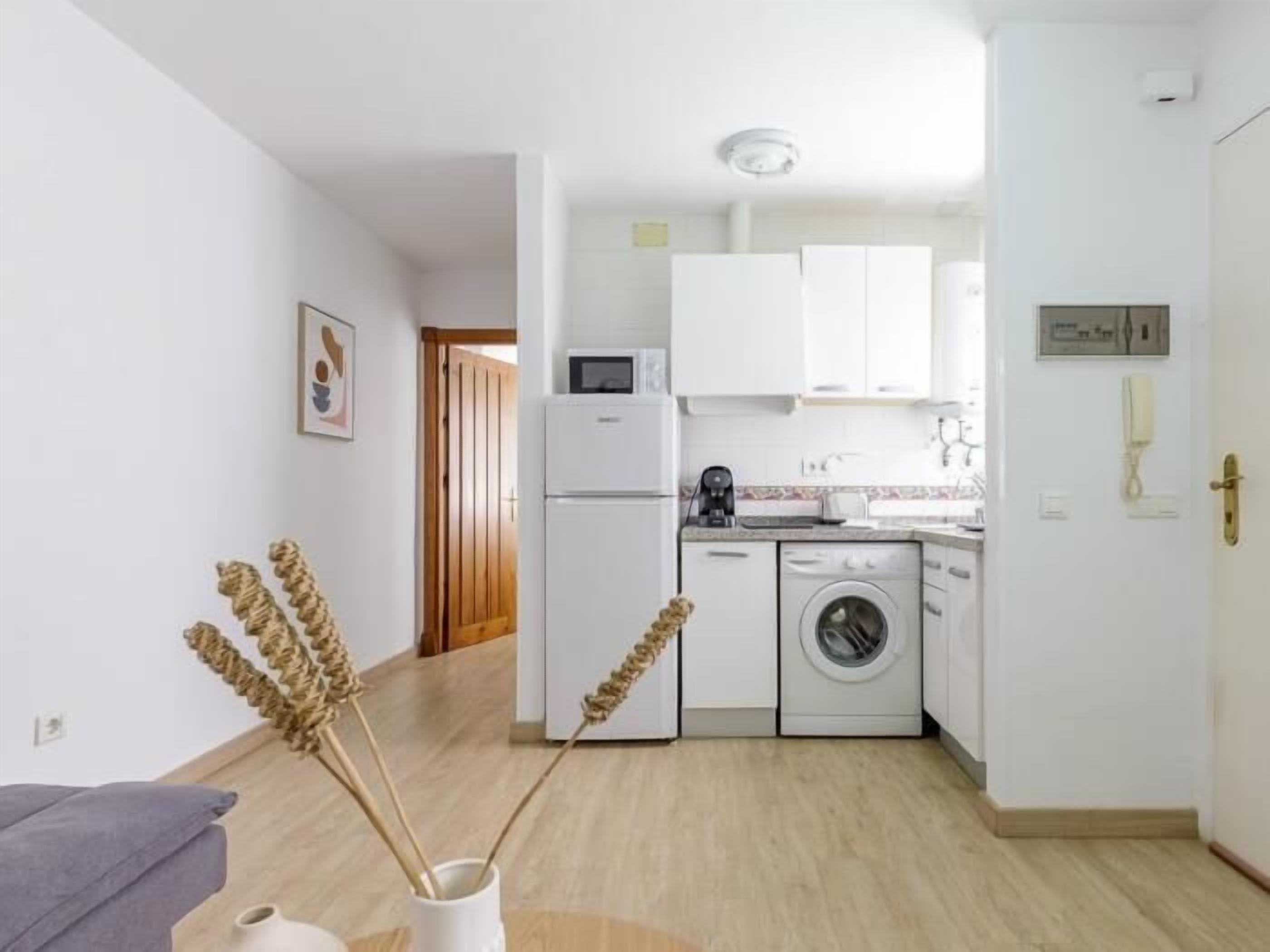 Réfrigérateur, micro-ondes, cafetière/bouilloire, grille-pain