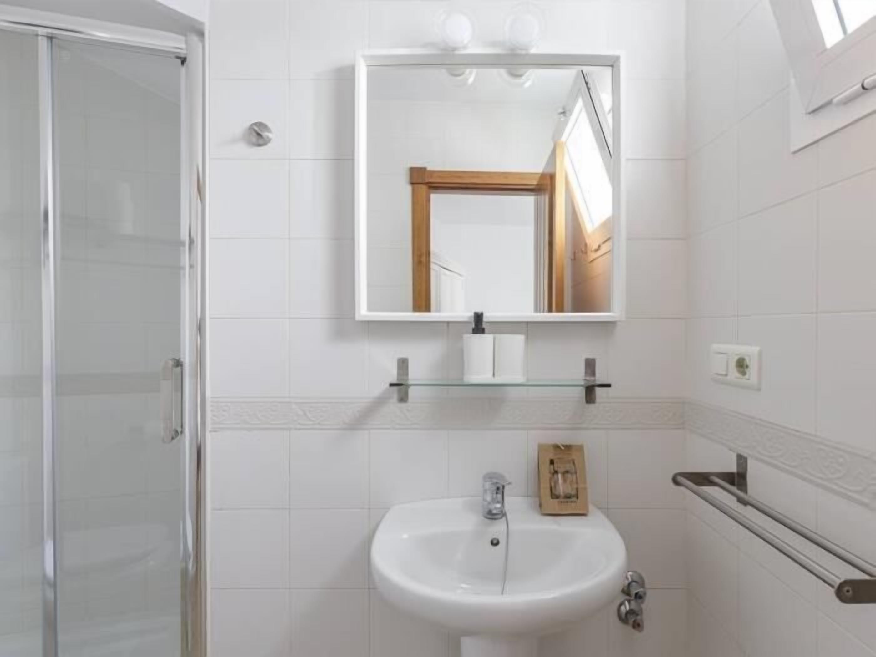 Douche, sèche-cheveux, serviettes fournies