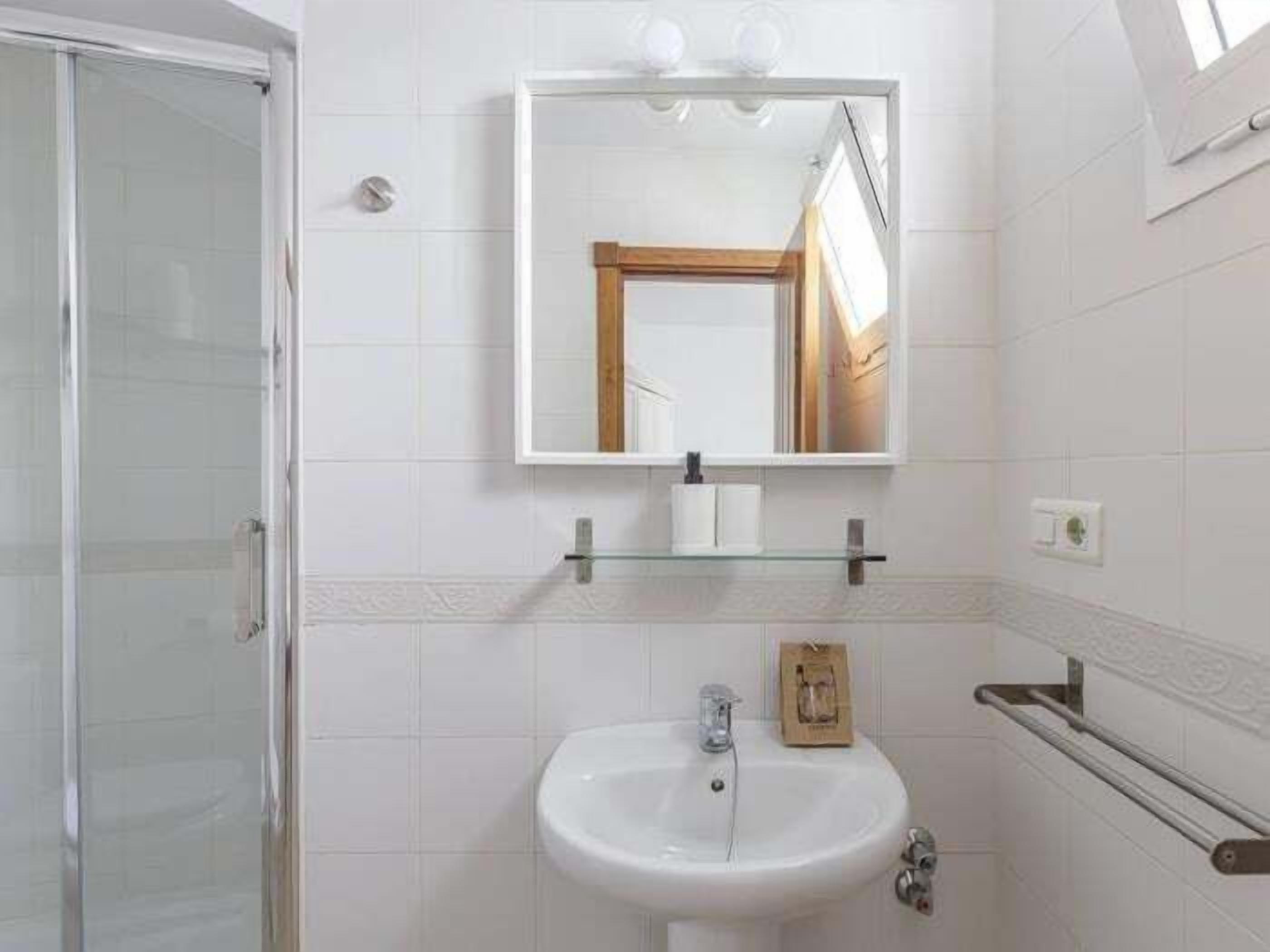 Douche, sèche-cheveux, serviettes fournies