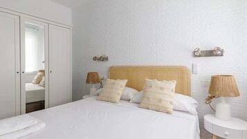 2 bedrooms, iron/ironing board, Internet, bed sheets