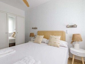 2 bedrooms, iron/ironing board, internet, bed sheets