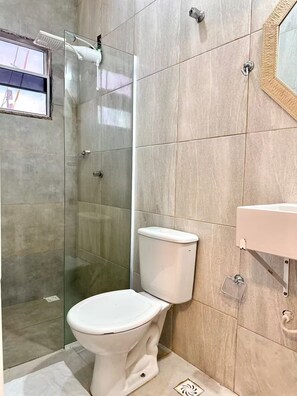 Serviettes fournies, papier toilette