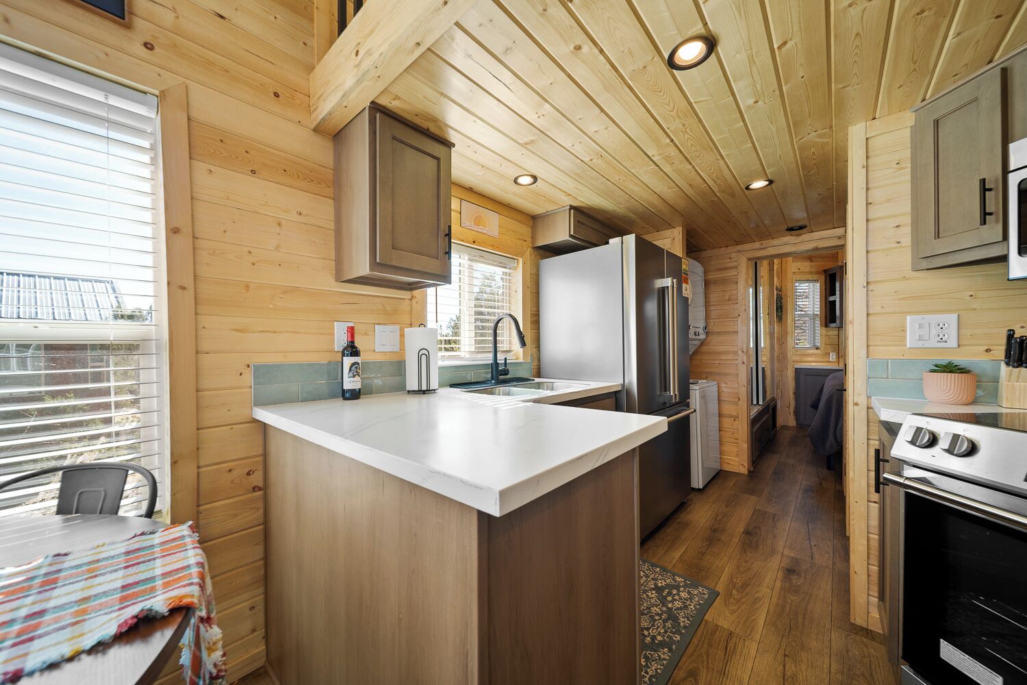 冷蔵庫、電子レンジ、オーブン、コンロ