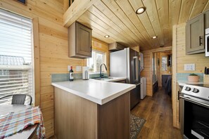 Jääkaappi, mikroaaltouuni, uuni, liesi