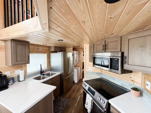 冷蔵庫、電子レンジ、オーブン、コンロ