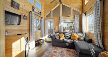 Peaceful Pine Cabin! Family-Friendly with fire pit, splash pad, and starry skies