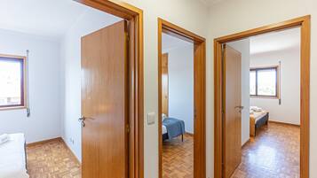 3 多间卧室、熨斗/熨衣板、上网接入、床单