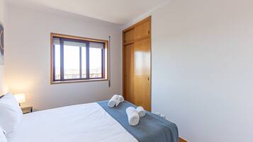 3 bedrooms, iron/ironing board, internet, bed sheets