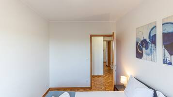 3 dormitorios, tabla de planchar con plancha, Internet y ropa de cama