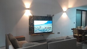 TV connectée, livres, chaîne hi-fi