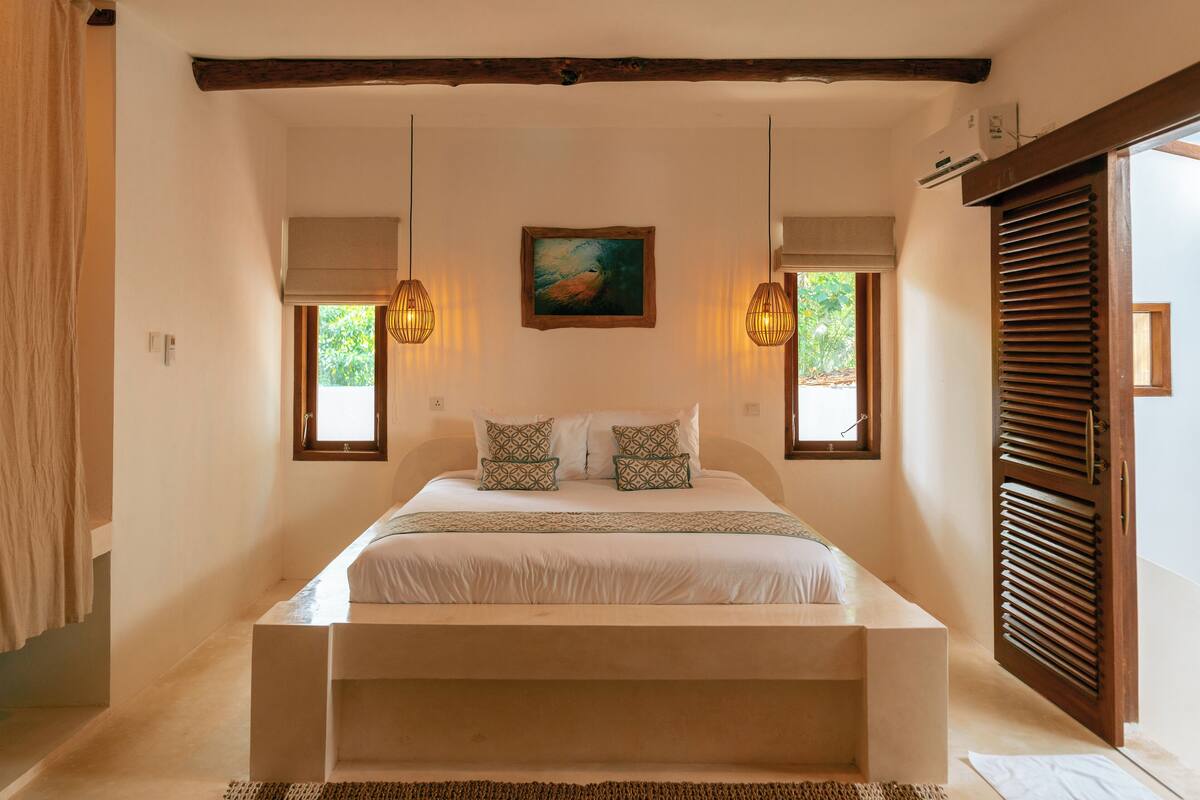 Premium bedding, in-room safe, individually decorated