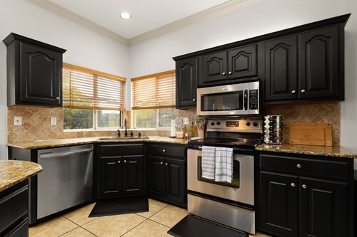 Epic Family Escape: Custom 9-Hole Putt Putt, Pickleball, Pool, Near Six Flags