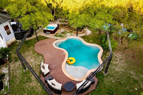 Epic Family Escape: Custom 9-Hole Putt Putt, Pickleball, Pool, Near Six Flags