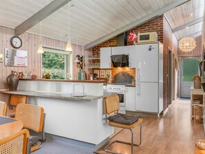 Fridge, microwave, dishwasher, cookware/dishes/utensils