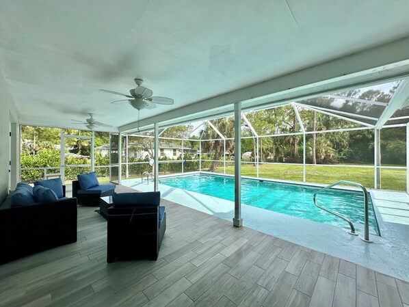 Una piscina al aire libre