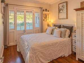 3 slaapkamers, een strijkplank/strijkijzer, gratis wifi, beddengoed