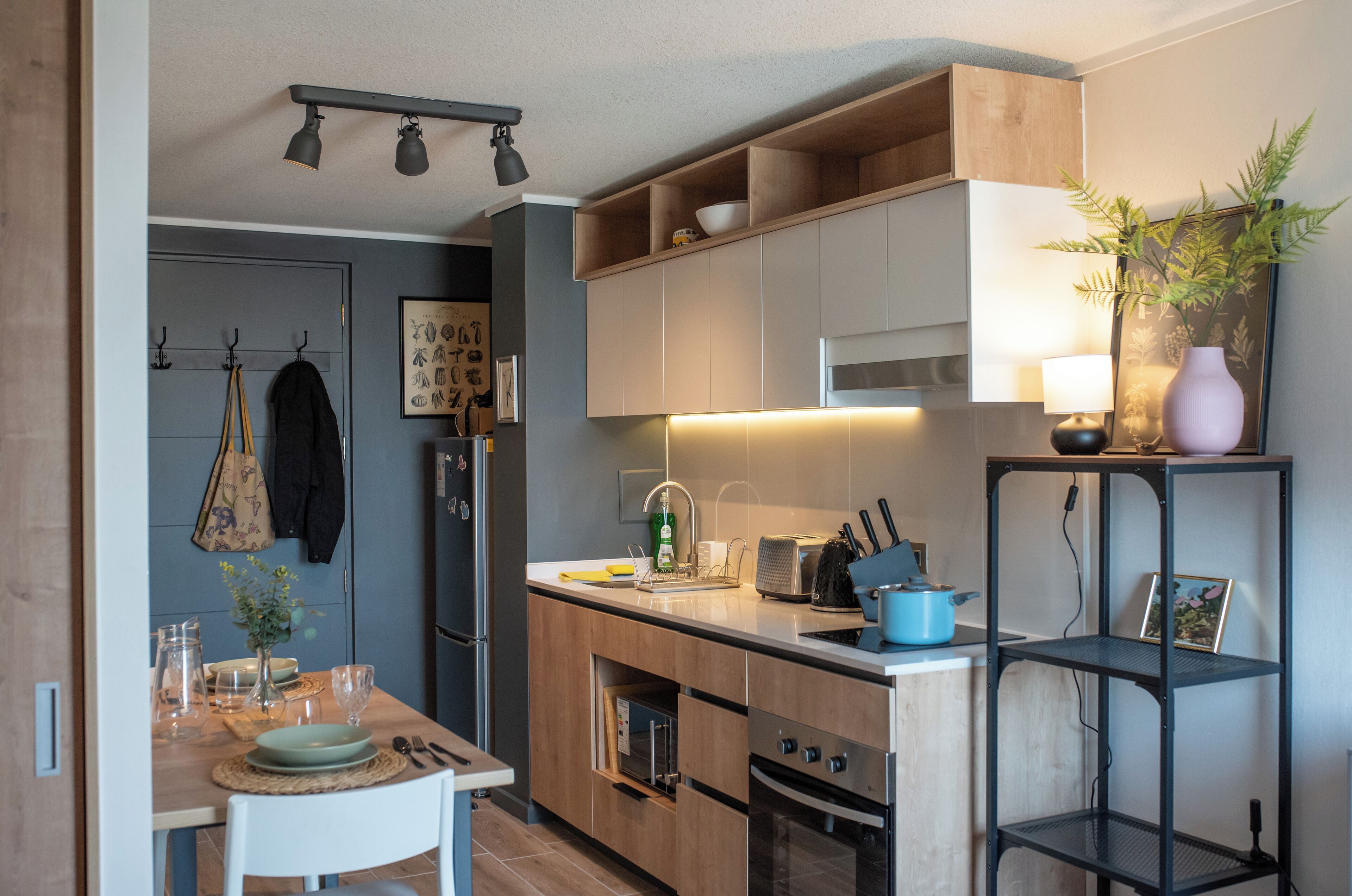 Refrigerador, microondas, horno y cafetera y tetera 