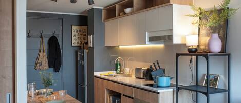 Køleskab, mikrobølgeovn, ovn, kaffe-/temaskine