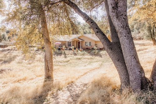 Charming 3-bedroom home perfect for families or larger groups in Oakhurst, CA.