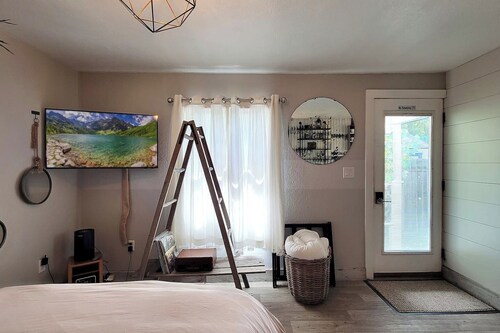 Rosewood Studio | Private Cottage Near Downtown